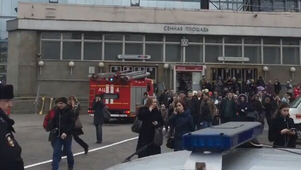 Эвакуация людей с питерской станции метро Сенная площадь после взрывов