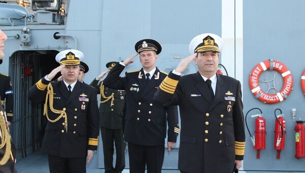 Командующий ВМС Турции адмирал Вейсел Кеселе (справа) посетил фрегат ЧФ Адмирал Григорович