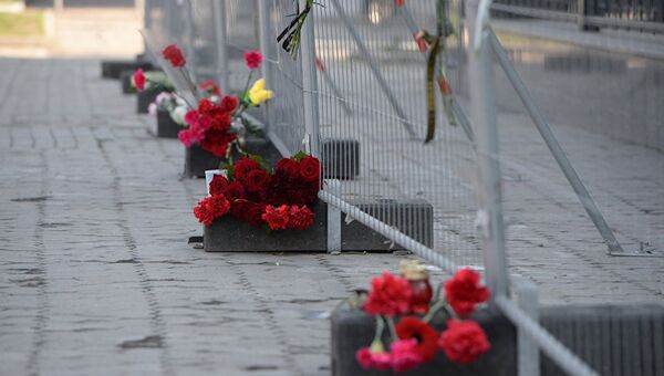 Люди несут цветы к посольству России в Киеве в память о погибших в результате взрыва в метро в Санкт-Петербурге