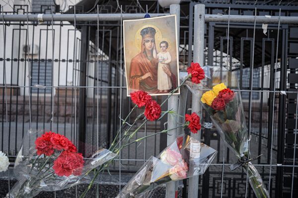 Люди несут цветы к посольству России в Киеве в память о погибших в результате взрыва в метро в Санкт-Петербурге Люди несут цветы к посольству России в Киеве в память о погибших в результате взрыва в метро в Санкт-Петербурге