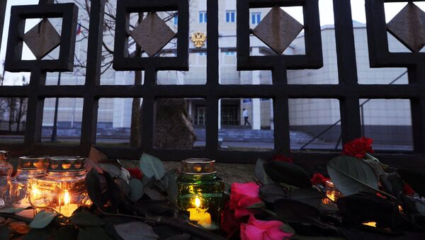 Цветы и свечи у посольства РФ в Минске в память о погибших в результате взрыва в метро Санкт-Петербурга