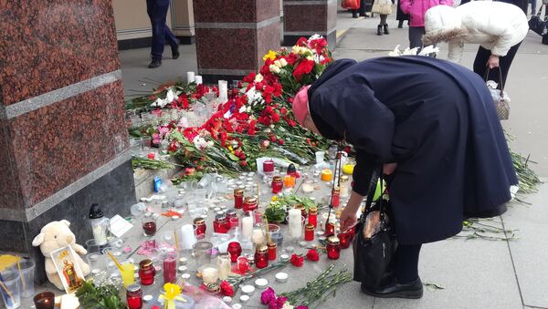 Жители Санкт-Петербурга несут цветы в память о жертвах взрыва в метро