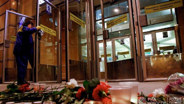Цветы и свечи у входа в вестибюль станции метро Спасская в память о погибших в результате взрыва в метро Санкт-Петербурга