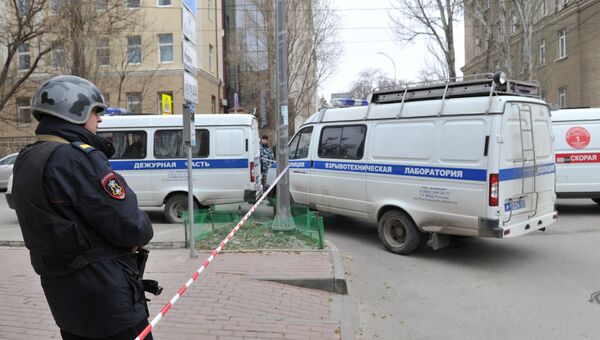 Сотрудник полиции на месте взрыва у школы в Ростове-на-Дону