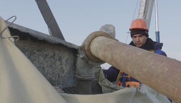 Строители начали бетонировать фарватерные опоры моста через Керченский пролив