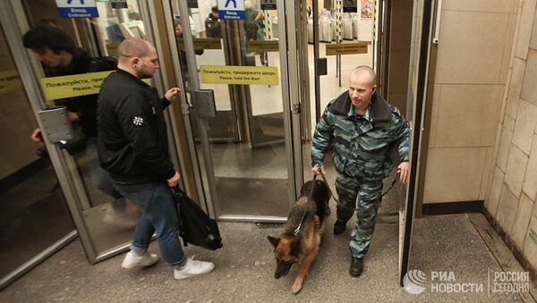 Сотрудник правоохранительных органов с собакой на станции Садовая в Санкт-Петербурге