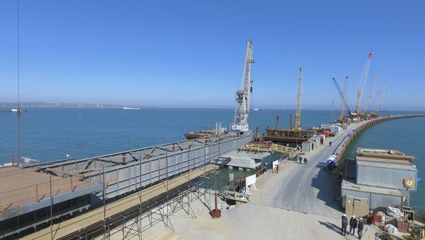 Строители начали бетонировать фарватерные опоры моста через Керченский пролив