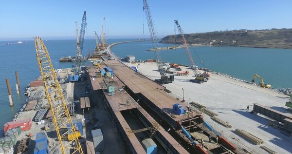 Надвижка пролетов на морские опоры моста через Керченский пролив Надвижка пролетов на морские опоры моста через Керченский пролив