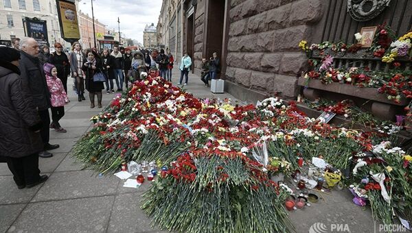 Цветы в память о погибших в результате взрыва в метрополитене Санкт-Петербурга у станции метро Технологический институт