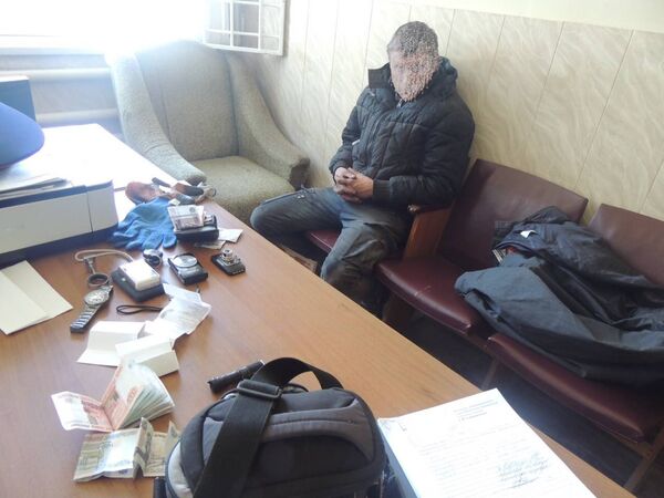 В Джанкое задержали граждан, укравших 1,2 млн руб и фототехнику В Джанкое задержали граждан, укравших 1,2 млн руб и фототехнику