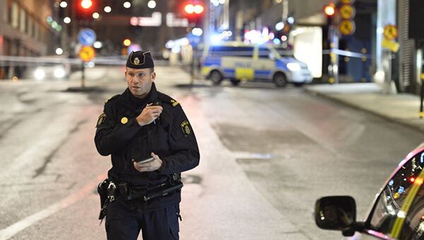 Сотрудник шведской полиции на улице Стокгольма