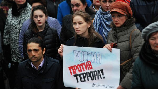 Участники антитеррористический митинга Мы против терроризма во Владивостоке в память о жертвах теракта в Санкт-Петербурге