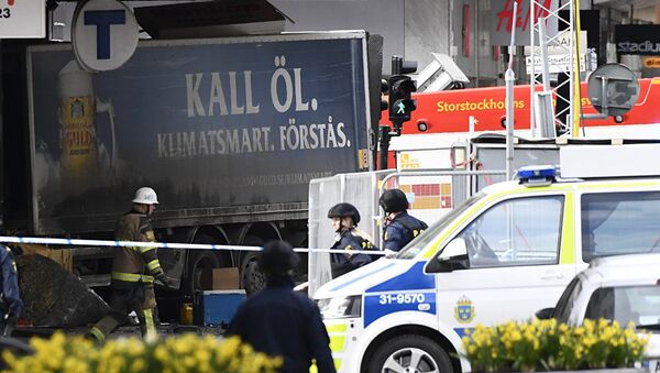 Полиция на улице Дроттнинггатан в Стокгольме после наезда грузовика на людей. 7 апреля 2017 года