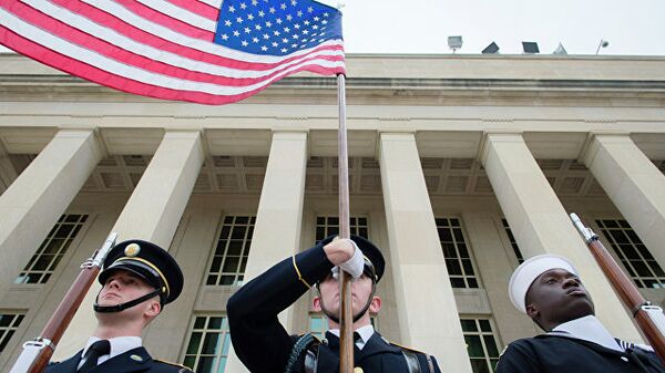 Военные США у здания Пентагона. Архивное фото