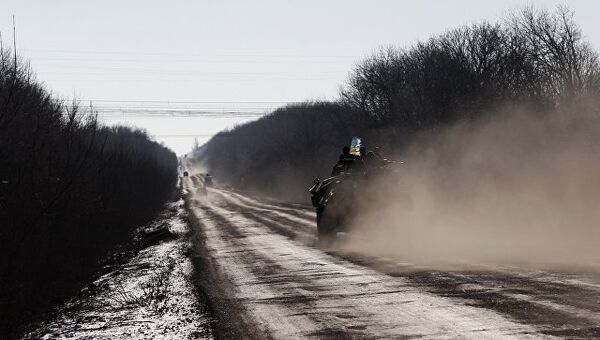 Украинские военные на дороге. Архивное фото
