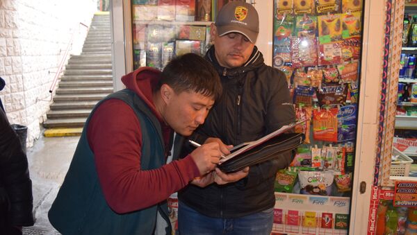 В Симферополе выявили 35 граждан Узбекистана, которые незаконно осуществляли торговлю на территории города