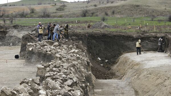 Остатки Тиритакского вала, который обнаружили археологи в зоне строительства автоподхода к мосту через Керченский пролив