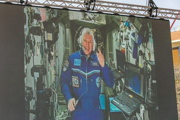 Участники международной смены Роскосмоса Первая космическая. Спутник-60 в Артеке связались с космонавтом Олегом Новицким Участники международной смены Роскосмоса Первая космическая. Спутник-60 в Артеке связались с космонавтом Олегом Новицким