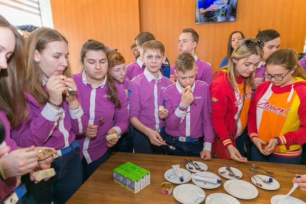 Участники международной смены Роскосмоса Первая космическая. Спутник-60 в Артеке едят космическую еду Участники международной смены Роскосмоса Первая космическая. Спутник-60 в Артеке едят космическую еду
