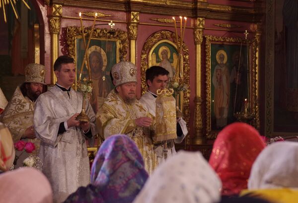 Пасхальное ночное богослужение в Петро-Павловском кафедральном соборе в Симферополе Пасхальное ночное богослужение в Петро-Павловском кафедральном соборе в Симферополе