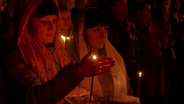 Пасхальное ночное богослужение в Петро-Павловском кафедральном соборе в Симферополе