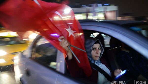 Сторонники президента Турции Реджепа Тайипа Эрдогана радуются победе на конституционном референдуме в Турции