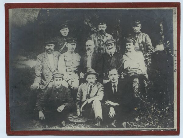 Феликс Дзержинский (во втором ряду, 2 слева) среди крымских чекистов. 1926 год