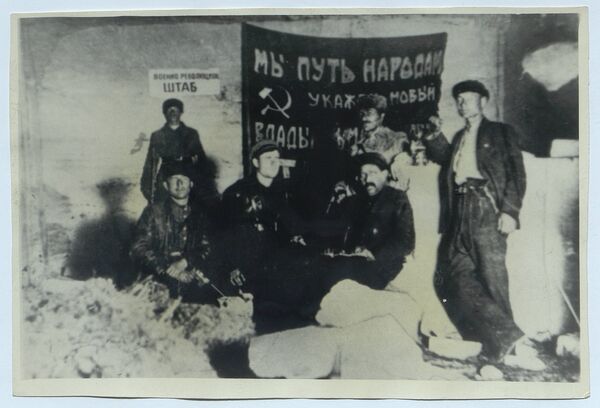 Группа крымских чекистов в военном революционном штабе. Конец 1920 года Группа крымских чекистов в военном революционном штабе. Конец 1920 года