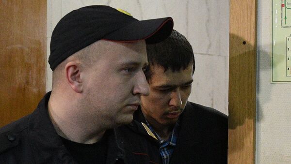 Предполагаемый организатор теракта в метро Петербурга Аброр Азимов (справа) перед заседанием в Басманном суде Москвы