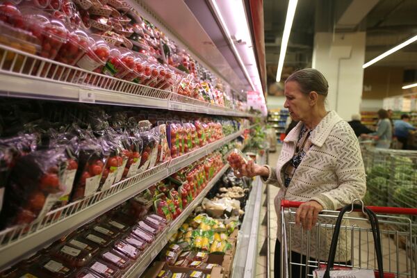 Покупательница в супермаркете Покупательница в супермаркете