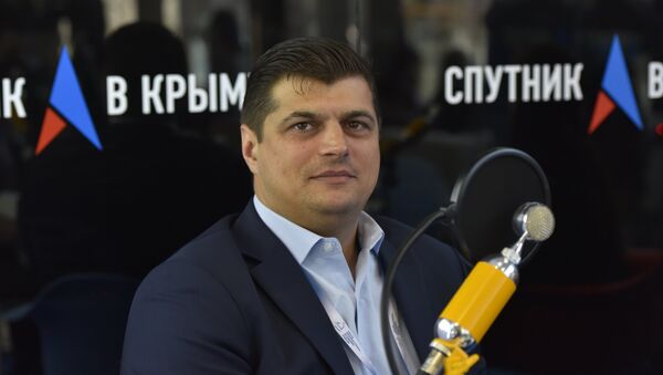 Депутат Европарламента от Румынии Лаурентиу Ребега в выездной студии радио Спутник в Крыму на Ялтинском международном экономическом форуме