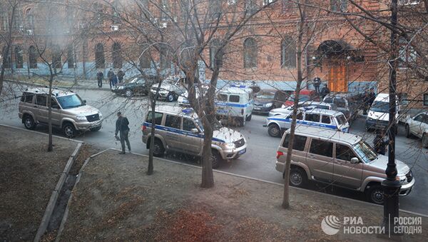 Автомобили полиции у здания приемной Управления ФСБ России по Хабаровскому краю, в котором неизвестный открыл огонь по сотрудникам и посетителям. 21 апреля 2017