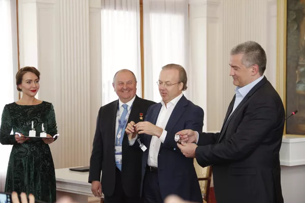 Первый вице-президент группы компаний Ника Владимир Титов (слева) вручил образцы часов своей фирмы сопредседателю ООО Деловая Россия, председателю правления фонда ЯМЭФ Андрею Назарову и Главе РК Сергею Аксенову Первый вице-президент группы компаний Ника Владимир Титов (слева) вручил образцы часов своей фирмы сопредседателю ООО Деловая Россия, председателю правления фонда ЯМЭФ Андрею Назарову и Главе РК Сергею Аксенову