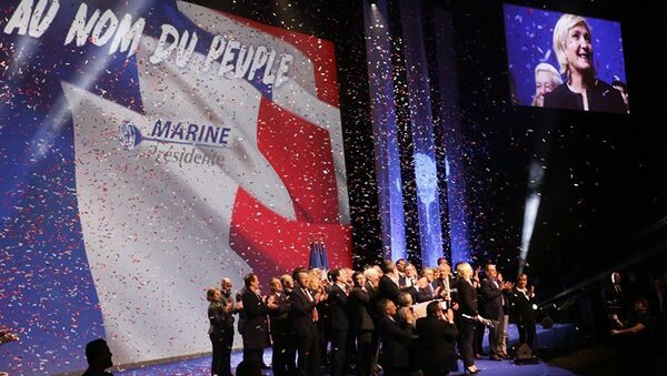 Кандидат на пост президента Франции, лидер французской партии Национальный фронт Марин Ле Пен на встрече со своими сторонниками во время избирательной кампании. Архивное фото
