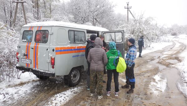 В Крыму спасатели эвакуировали группу туристов, которые не смогли перейти полноводную реку
