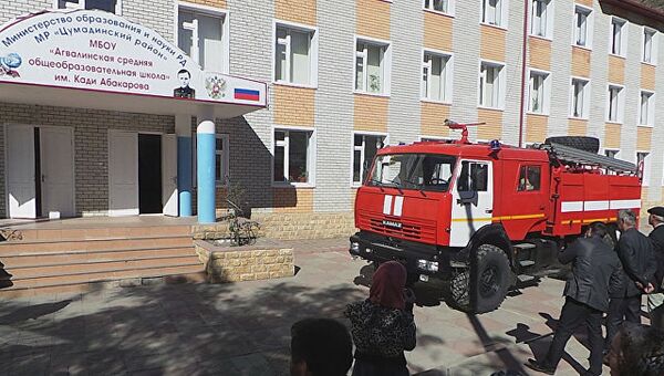 Пожарная машина у здания Агвалинской школы в Дагестане. Архивное фото