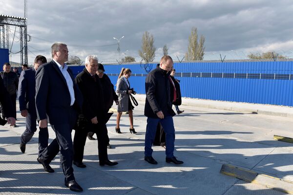 Глава Крыма Сергей Аксенов посетил в порту Керчь Керченской паромной переправы новую накопительную площадку для автомобилей Глава Крыма Сергей Аксенов посетил в порту Керчь Керченской паромной переправы новую накопительную площадку для автомобилей