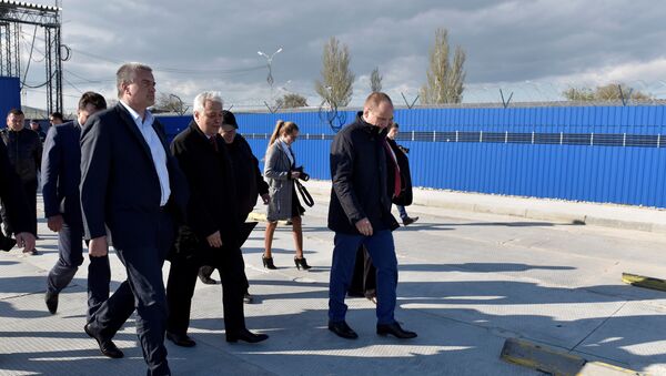 Глава Крыма Сергей Аксенов посетил в порту Керчь Керченской паромной переправы новую накопительную площадку для автомобилей