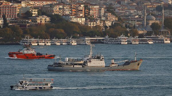 Исследовательское судно Черноморского флота Лиман в проливе Босфор