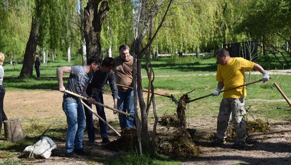 Уборка Гагаринского парка в Симферополе в рамках Всекрымского субботника