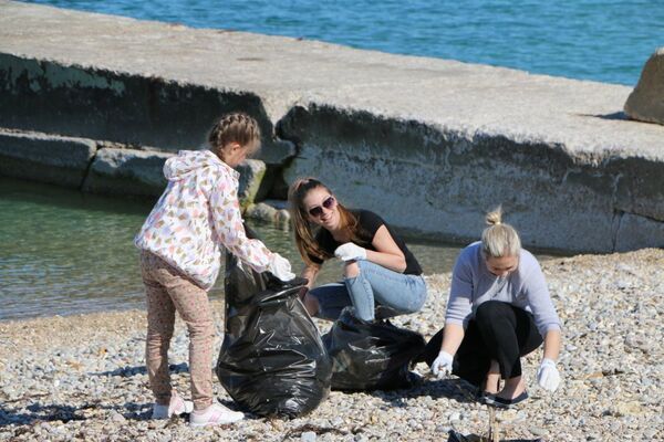 Уборка пляжа в Любимовке в рамках Всекрымского субботника Уборка пляжа в Любимовке в рамках Всекрымского субботника