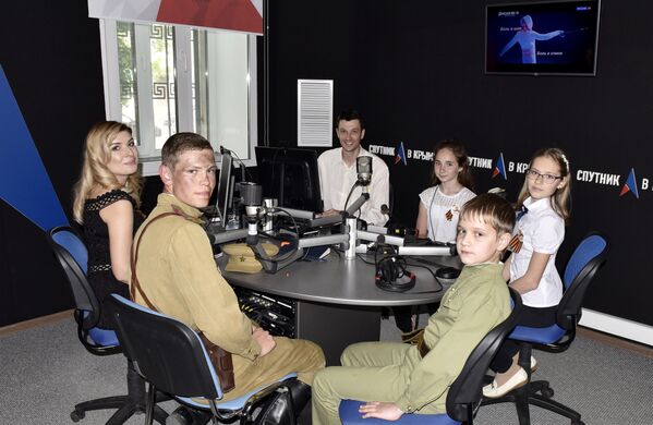 Участники проекта Наследники Победы в студии радио Спутник в Крыму