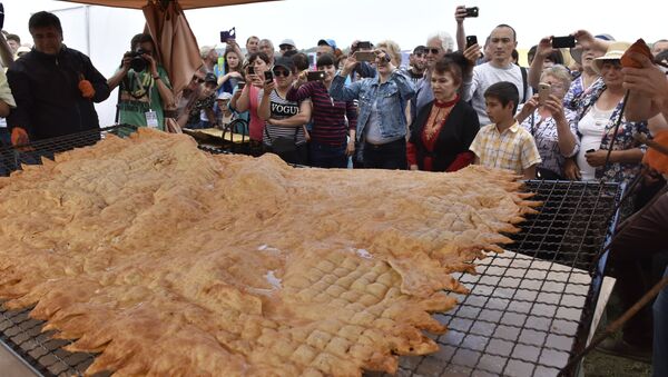 В рамках крымско-татарского праздника Хыдырлез в Крыму испекли самый большой мире чебурек