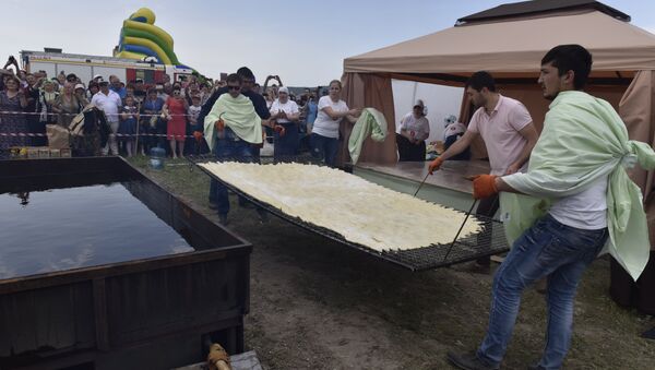 В рамках крымско-татарского праздника Хыдырлез в Крыму испекли самый большой мире чебурек