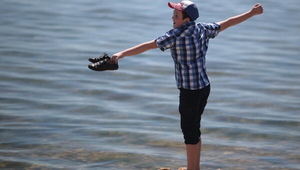 Мальчик на пляже в Евпатории