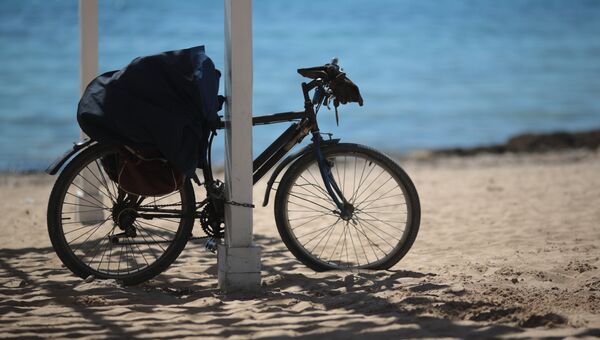 Велосипед на пляже в Евпатории