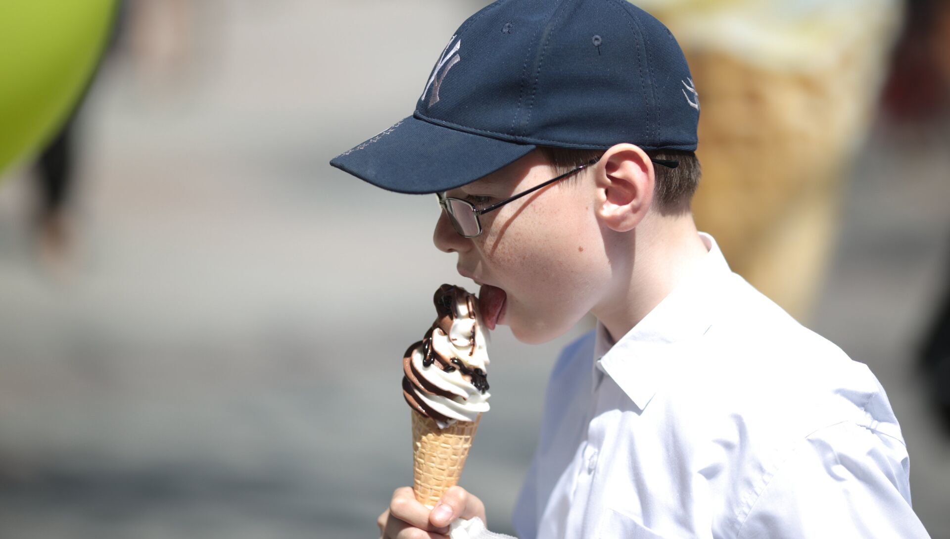 Мальчик ест мороженое в Евпатории - РИА Новости, 1920, 01.06.2020