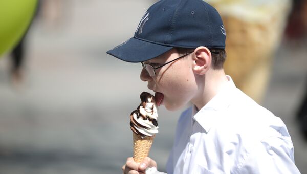 Мальчик ест мороженое в Евпатории
