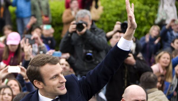 Кандидат в президенты Франции, лидер движения En Marche Эммануэль Макрон после голосования в Ле-Туке во время второго тура президентских выборов во Франции