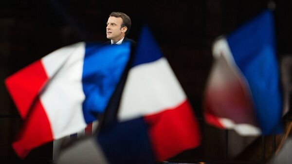 Эммануэль Макрон и флаги Франции